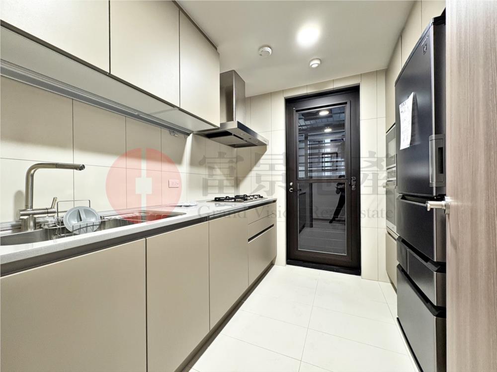 HOT●全新裝潢●擁大露臺●可另車另稅